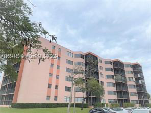 20850 San Simeon Way in Miami, FL - Building Photo