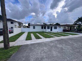 160 E 34th St in Hialeah, FL - Building Photo