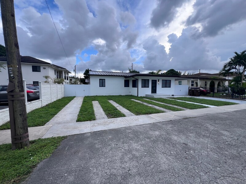 160 E 34th St in Hialeah, FL - Building Photo
