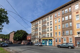 853-855 Main St in Holyoke, MA - Foto de edificio - Building Photo