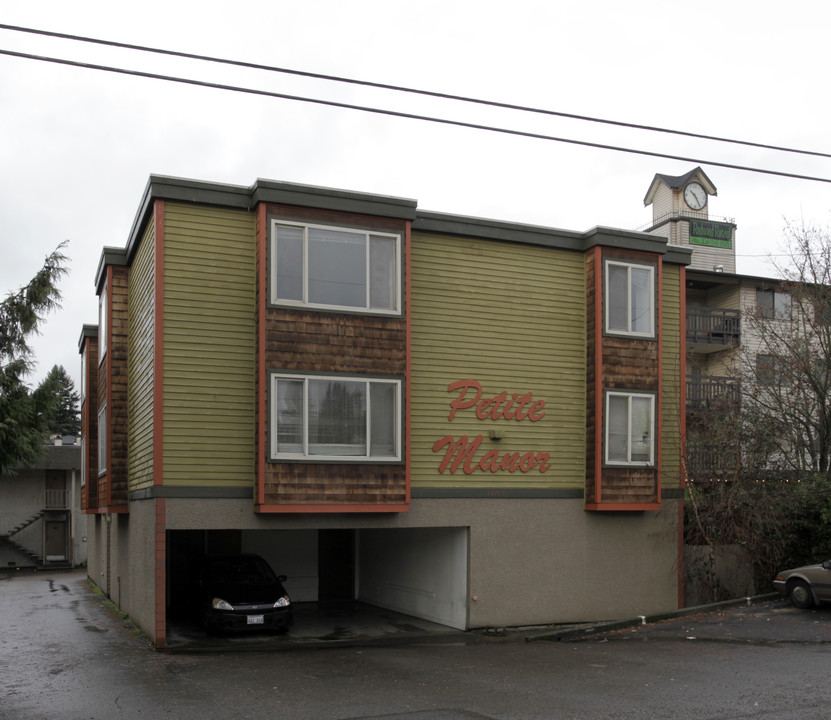 Petite Manor Apartments in Seattle, WA - Building Photo