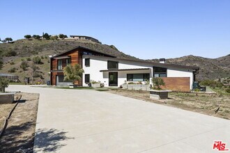 31830 Lobo Canyon Rd in Agoura Hills, CA - Building Photo - Building Photo