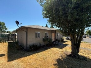 138 Shirley St in Molalla, OR - Building Photo - Building Photo