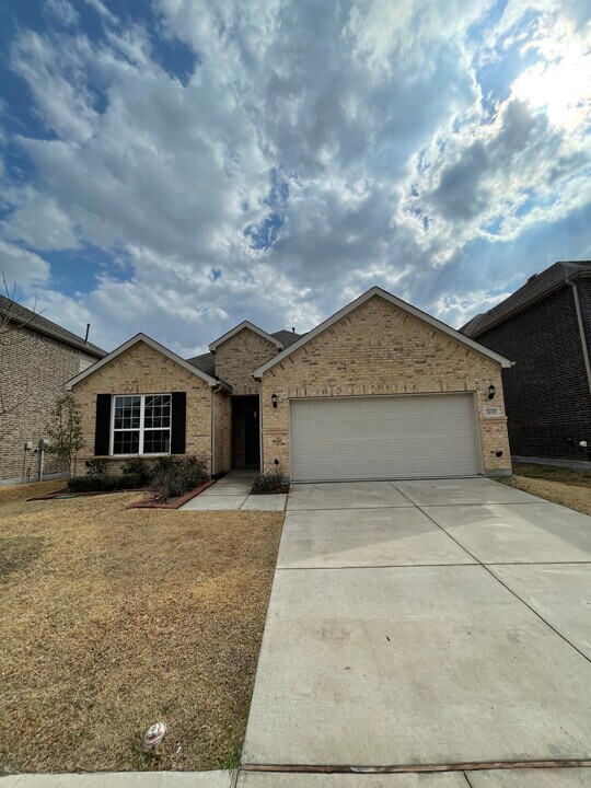 2400 Leeward Pl in Little Elm, TX - Building Photo