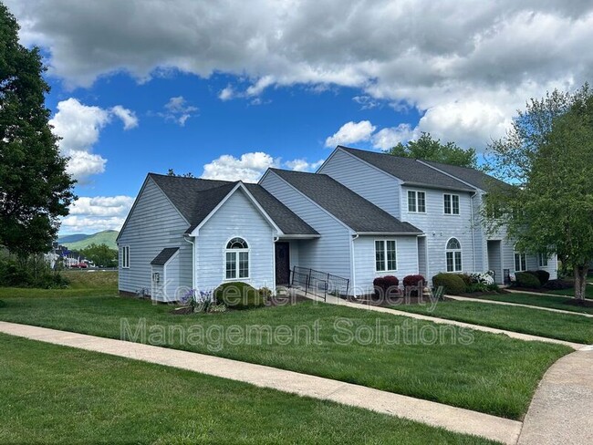 2055 Hampton Dr in Waynesboro, VA - Building Photo - Building Photo