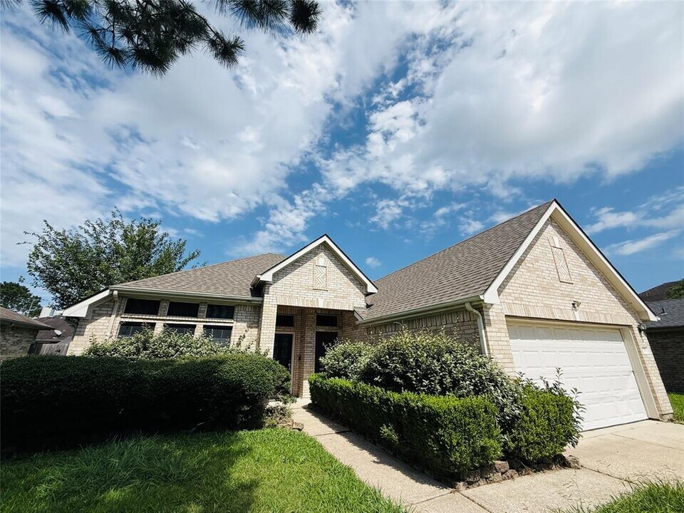 210 Cedar Lake Dr in League City, TX - Building Photo