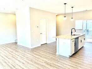 20877 South Ct in Elkhorn, NE - Foto de edificio - Building Photo