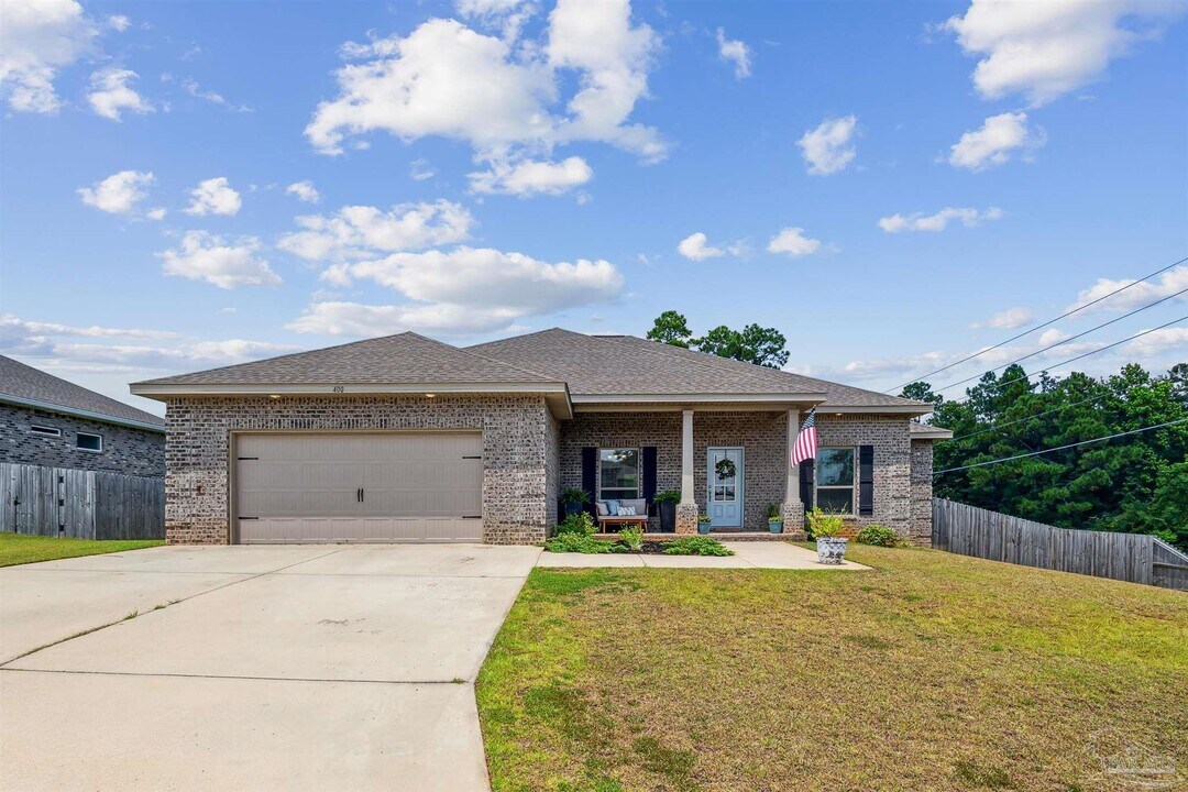 400 Broadleaf Cir in Cantonment, FL - Building Photo