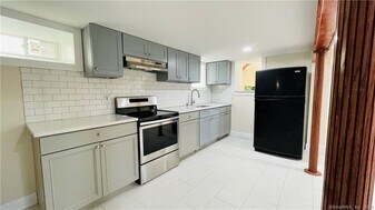 31 Brainerd Rd in Branford, CT - Building Photo