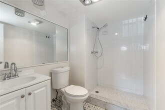 9523 S Hollybrook Lake Dr in Pembroke Pines, FL - Building Photo - Building Photo