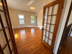 549 Broadway, Unit 2T in Somerville, MA - Building Photo - Building Photo