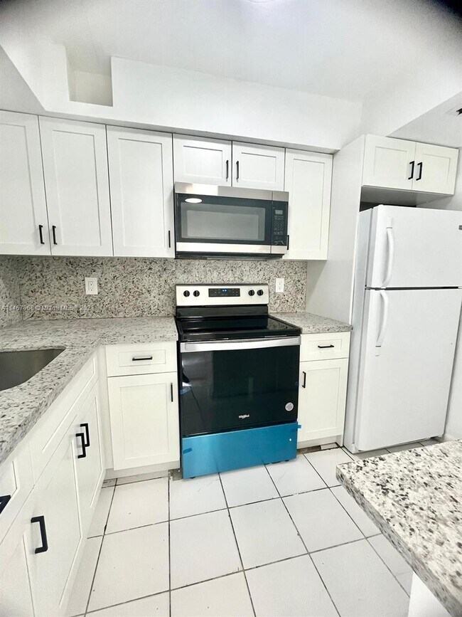 850 SW 74th Terrace-Unit -4 in North Lauderdale, FL - Building Photo - Building Photo