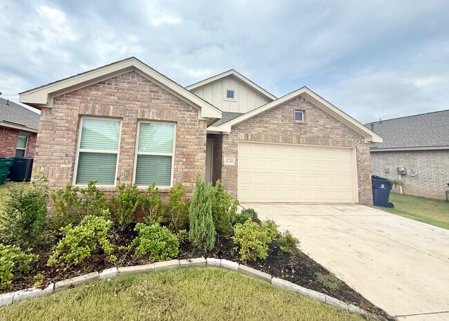 3733 Palmetto Blf Dr in Mustang, OK - Building Photo - Building Photo