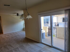 3301 N Park Dr, Unit 2013 in Sacramento, CA - Building Photo - Building Photo