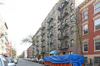 74 E 7th St in New York, NY - Foto de edificio - Building Photo
