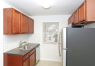 Karen Gardens in Bloomfield, NJ - Building Photo - Interior Photo