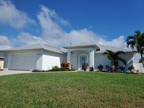 3011 SW 14th Ct in Cape Coral, FL - Building Photo - Building Photo