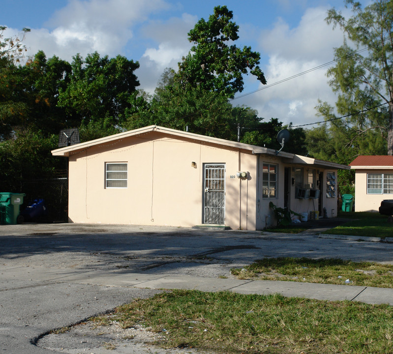 8020 NW 12th Ct in Miami, FL - Foto de edificio