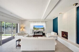 1940 NE 185th Ter in North Miami Beach, FL - Foto de edificio - Building Photo
