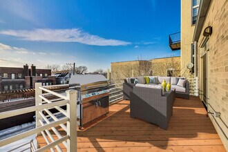 2442 N Southport Ave in Chicago, IL - Building Photo - Building Photo