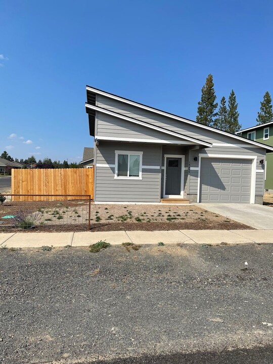 16456 Bassett Rd in La Pine, OR - Building Photo