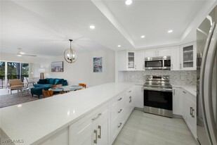 5 High Point Cir W in Naples, FL - Building Photo