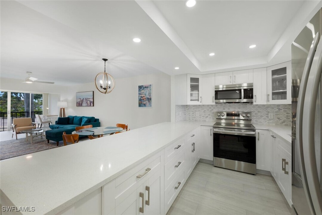 5 High Point Cir W in Naples, FL - Building Photo