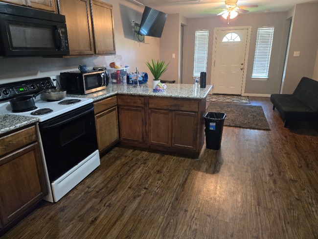 111 Echols St in Prairie View, TX - Building Photo - Building Photo