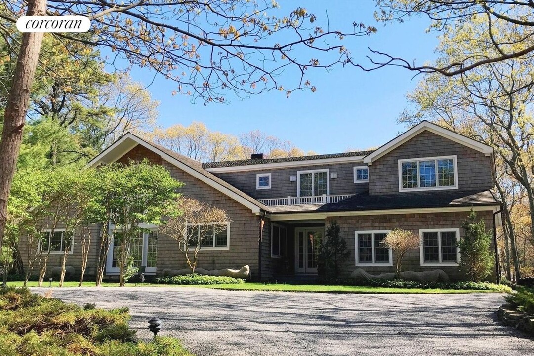 16 Cedar Trail in East Hampton, NY - Building Photo