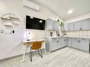 1221 Corbett Ln in Orlando, FL - Foto de edificio - Building Photo