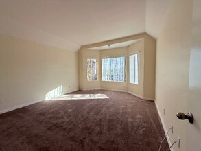 1950 Camino De La Reina in San Diego, CA - Foto de edificio - Building Photo