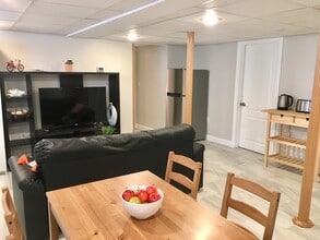 409 Trapelo Rd, Unit #1 in Belmont, MA - Foto de edificio - Building Photo