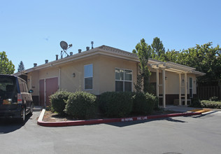 Almond Court in Manteca, CA - Building Photo - Building Photo