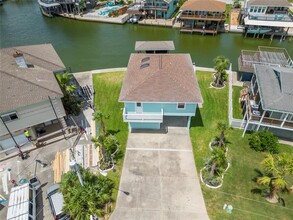 1322 Oahu Dr in Tiki Island, TX - Building Photo - Building Photo