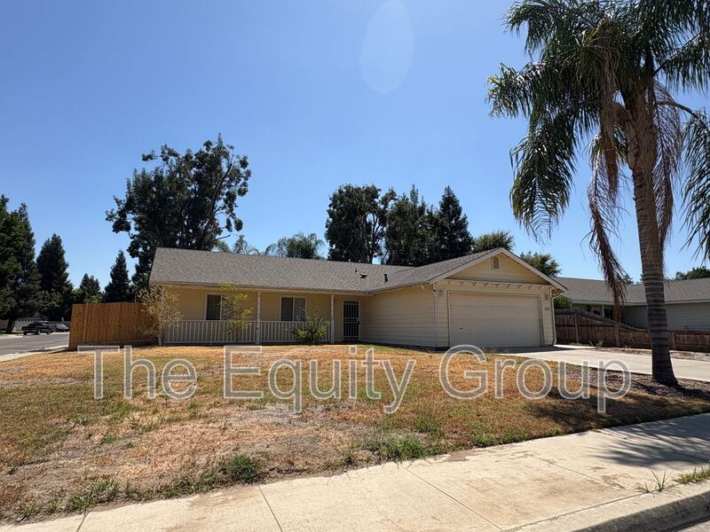 123 W Loyola Ave in Visalia, CA - Building Photo