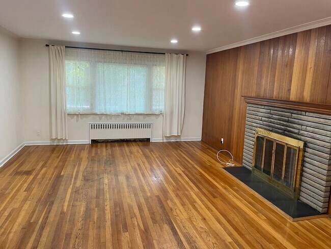 75 Elm Ave in Glen Cove, NY - Building Photo - Building Photo