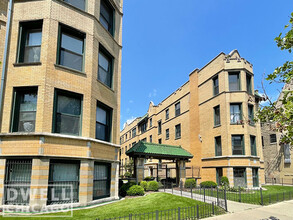 2300 N Spaulding Ave, Unit S in Chicago, IL - Building Photo - Building Photo