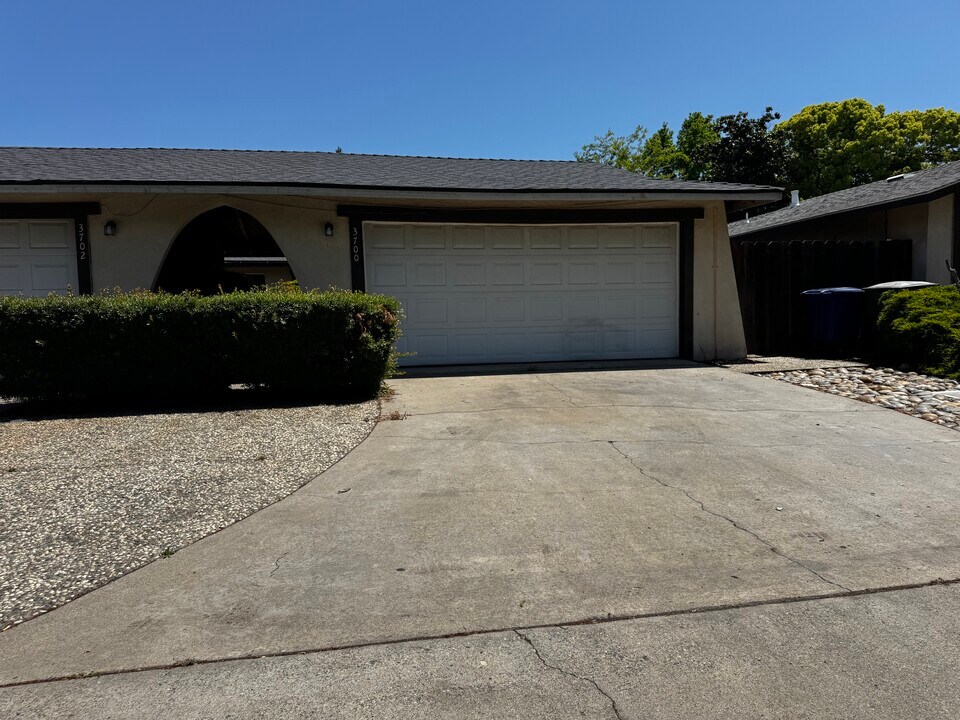 3700 Bridgeford Ln in Modesto, CA - Building Photo