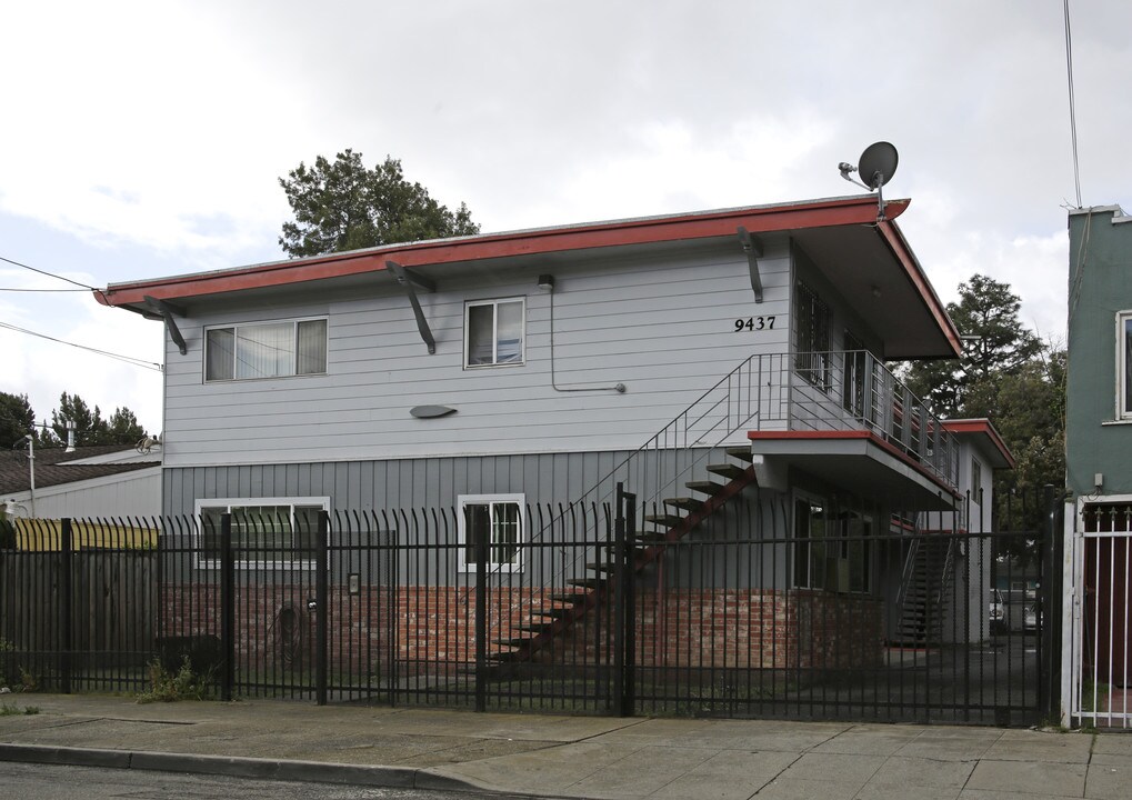 9437 Sunnyside St in Oakland, CA - Building Photo