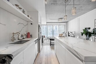 75 Portland St in Toronto, ON - Building Photo - Building Photo