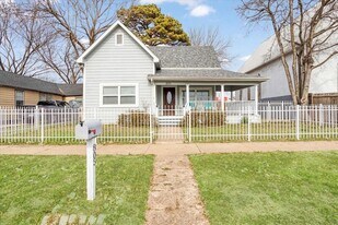 805 W Owings St in Denison, TX - Building Photo