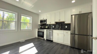 412 Ryders Ln in East Brunswick, NJ - Building Photo - Building Photo