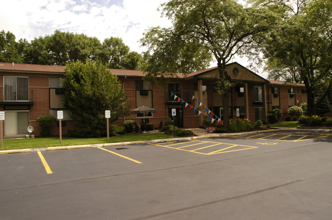 Pebblewood Court Apartments LLC in Hanover Park, IL - Building Photo