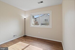 103 Farmington Ln in Sterling, VA - Building Photo