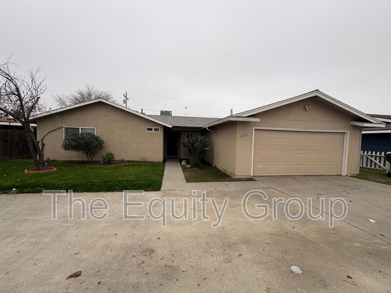 1421 E Bardsley Ave in Tulare, CA - Building Photo