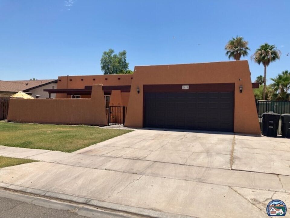 2010 Willow Dr in El Centro, CA - Building Photo