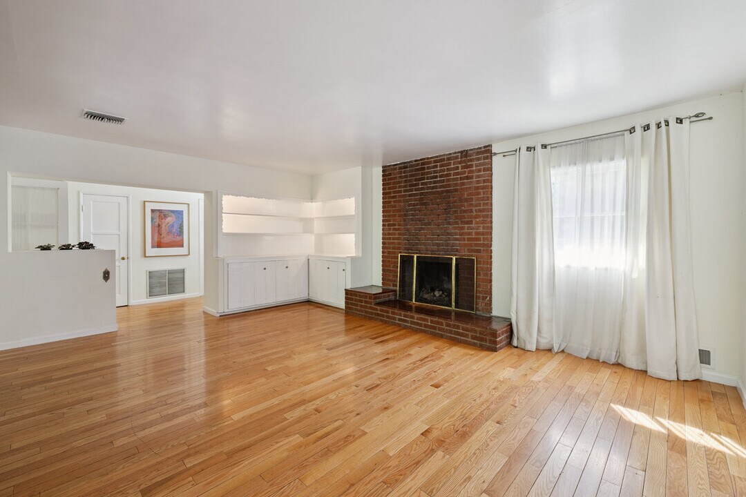 23265 Leonora Dr in Woodland Hills, CA - Building Photo