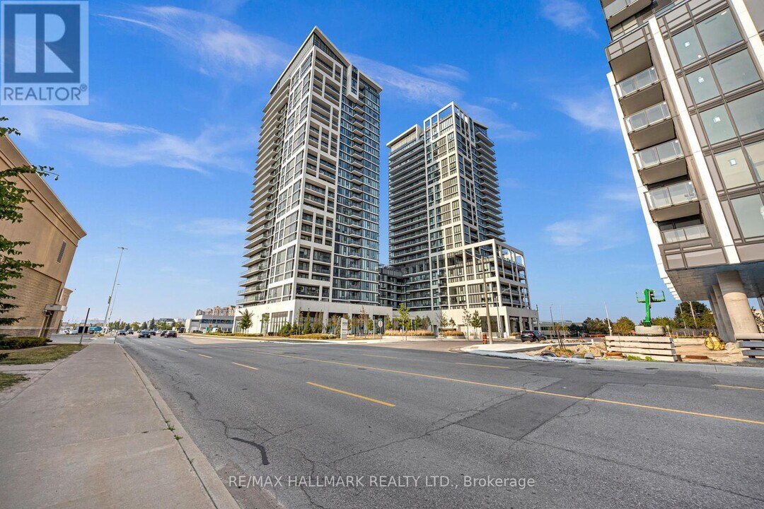 9000 Jane St in Vaughan, ON - Building Photo