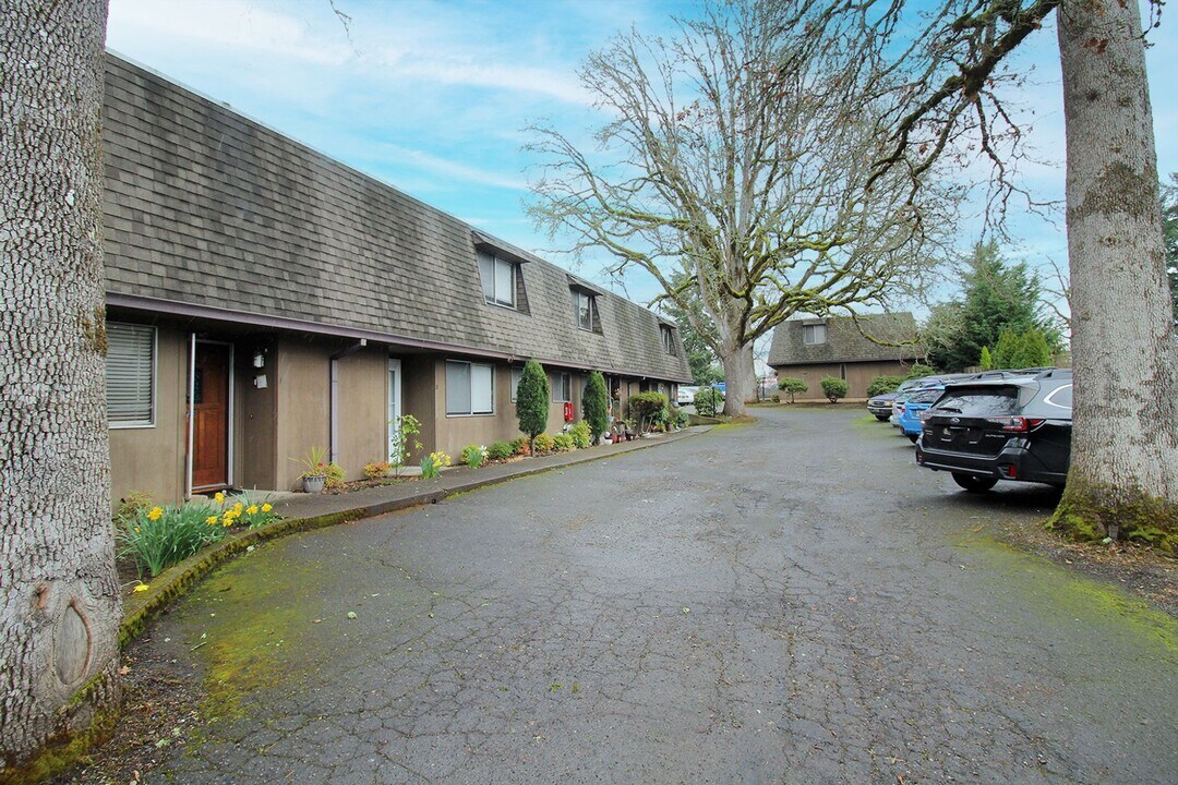 14620 SE Woodland Way, Unit 02 in Milwaukie, OR - Building Photo