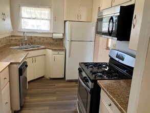305 W Ave J 10 in Lancaster, CA - Building Photo - Building Photo